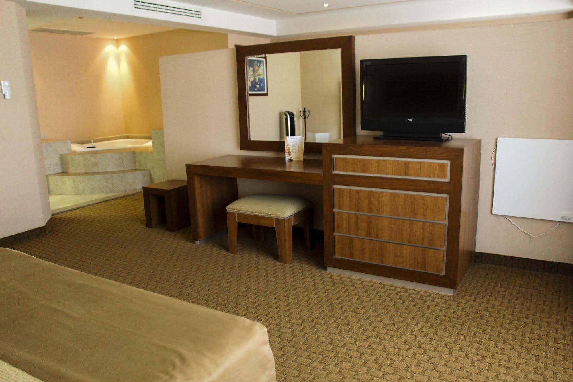 Hotel Soleil Business Class Celaya Экстерьер фото